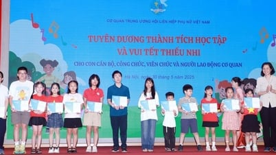 Elogiando los logros académicos de los hijos de los funcionarios de la Oficina Central de la Unión de Mujeres de Vietnam