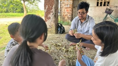 Handwerker des alten Dorfes Duong Lam verarbeiten Stroh zu Spielzeug