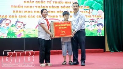 Đồng chí Nguyễn Mạnh Hùng, Phó Bí thư Tỉnh ủy, Chủ tịch UBND tỉnh thăm, tặng quà trẻ em nhân ngày Quốc tế thiếu nhi 1/6 tại huyện Quỳnh Phụ