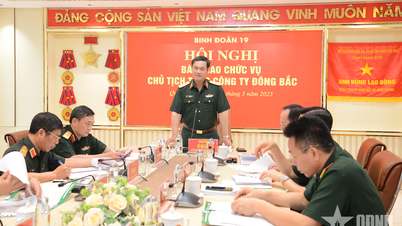 El teniente general superior Vu Hai San presidió la conferencia para entregar el cargo de presidente de Dong Bac Corporation.