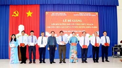54 học viên hoàn thành lớp Bồi dưỡng ngạch chuyên viên cao cấp và tương đương