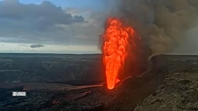 300メートル以上の高さから溶岩を噴き出すキラウエア火山の光景に圧倒される