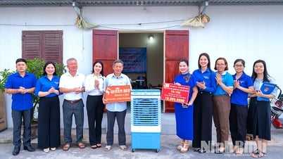 김선 지구 청년 연합은 광티엔 지역의 극빈층 가정을 위한 임시 주택을 철거하기 위해 자원을 기부하고 손을 잡았습니다.