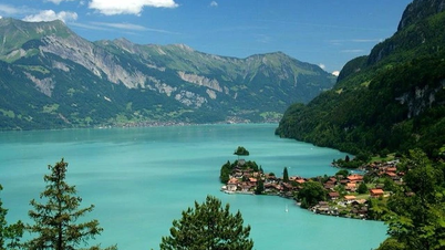 Romantische Landschaft an den wunderschönen Seen Frankreichs