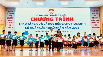 อำเภอภูซาง มอบทุนการศึกษา 300 ทุน ให้แก่นักเรียนที่อยู่ในสถานการณ์ยากลำบาก