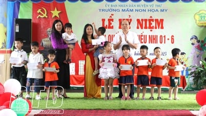 Các đồng chí Ủy viên Ban Thường vụ Tỉnh ủy, lãnh đạo HĐND, Đoàn đại biểu Quốc hội tỉnh thăm, tặng quà các cháu thiếu nhi