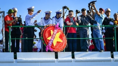 Các nhà báo rưng rưng xúc động tại Lễ tưởng niệm các chiến sĩ hy sinh ở Gạc Ma