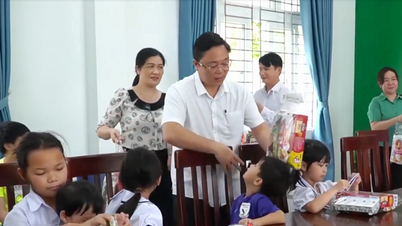 Le président du Comité du Front de la Patrie du Vietnam de la province de Le Tri Thanh offre des cadeaux aux enfants dans des circonstances particulières