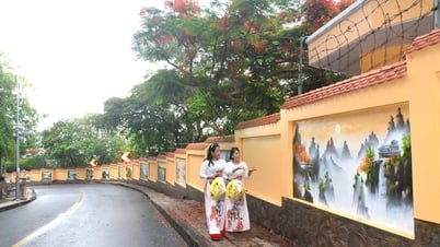 Check-in tường tranh ven đường lên Núi Nhỏ