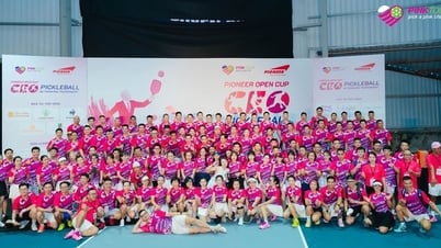 200명의 CEO가 기업가들을 연결하는 피클볼 토너먼트에 참가합니다.