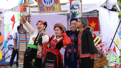 Học sinh, sinh viên dân tộc thiểu số tìm hiểu văn hóa cộng đồng