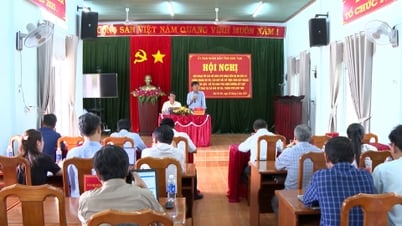 Phó Chủ tịch UBND tỉnh Nguyễn Ngọc Sâm đối thoại với các hộ dân ở xã Đăk Rơ Wa