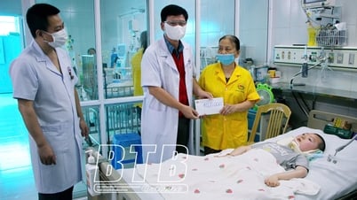 Trao quà cho bệnh nhi có hoàn cảnh đặc biệt khó khăn
