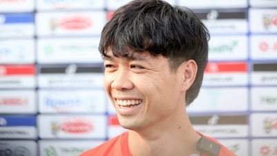 Cong Phuong wurde am ersten Tag zurück zum Vietnam-Team umringt