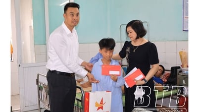 Trao 79 suất quà cho bệnh nhi tại Bệnh viên Đa khoa Thái Bình, Bệnh viện Nhi Thái Bình và Bệnh viện Phục hồi chức năng Thái Bình