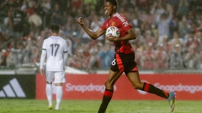 لاعب يبلغ من العمر 17 عامًا يساعد مانشستر يونايتد على عكس مساره في هونغ كونغ