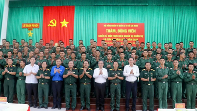 Lãnh đạo TPHCM thăm, động viên chiến sĩ mới