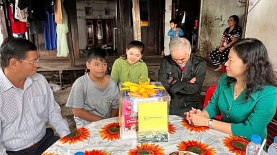 Long Xuyen City Party Standing Committee visits and gives gifts to children in especially difficult circumstances