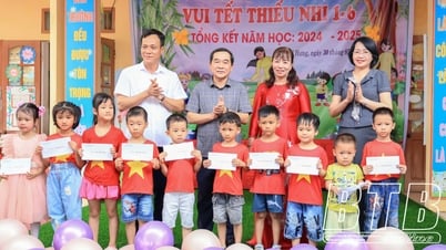 Đồng chí Nguyễn Tiến Thành, Phó Bí thư thường trực Tỉnh ủy, Chủ tịch HĐND tỉnh thăm, tặng quà các cháu thiếu nhi Trường Mầm non Thái Hưng