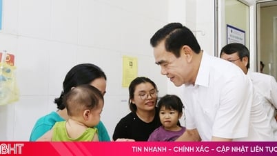 Chủ tịch UBND tỉnh tặng quà cho các bệnh nhi tại BVĐK tỉnh Hà Tĩnh