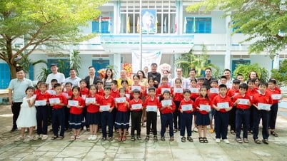 HCM57 Technology Co., Ltd. and Vietnam Office Equipment Community: Awarding 80 scholarships to poor students in Van Ninh district