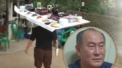 Der Restaurantbesitzer trägt einen fast 40 kg schweren Tisch voller Essen, um die Kunden zu bedienen.