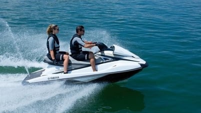 Implementar un programa de formación deportiva profesional para instructores de entrenamiento de motos acuáticas en el mar