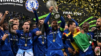 Chelsea win Conference League: Maresca and the Cole Palmer dance