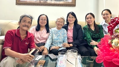 Politiker von Ho-Chi-Minh-Stadt besuchen herausragende Künstler und würdigen sie