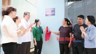 Parteisekretär der Provinz Binh Phuoc präsentiert Solidaritätshaus im Bezirk Bu Gia Map