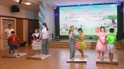 เด็กเวียดนามและรัสเซียกว่า 200 คนเข้าร่วมกิจกรรม “ผ้าพันคอสีชมพูแห่งมิตรภาพ”