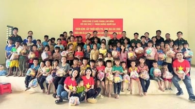 Tặng quà cho trẻ em khó khăn trên địa bàn Khu kinh tế Quốc phòng Bắc Lâm Đồng