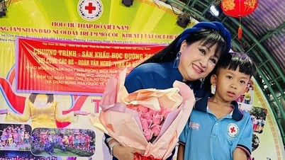 นักร้องสาว Bich Thuy นำ “สีสันแห่งวัยเด็ก” มามอบให้ศูนย์มนุษยธรรม Que Huong