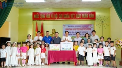 Chủ tịch Ủy ban MTTQ tỉnh tặng quà Tết Thiếu nhi 1/6 tại xã Đông Ngũ, huyện Tiên Yên