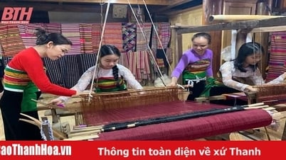 Ба Тхуок заботится о преподавании традиционных культурных ценностей, исторических реликвий и культуры в школах.