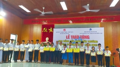 Hội đồng hương huyện Núi Thành tại TP.Hồ Chí Minh trao tặng học bổng và nhà đại đoàn kết