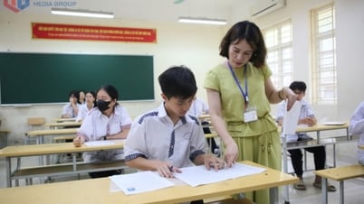 Các thí sinh làm thủ tục tham gia Kỳ thi tuyển sinh vào lớp 10 THPT năm học 2025-2026