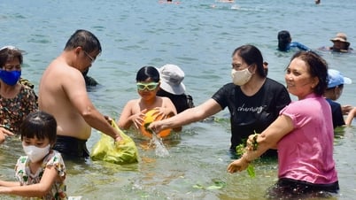 Mang lá 'xả xui' ùa xuống biển tắm giữa trưa Tết Đoan ngọ