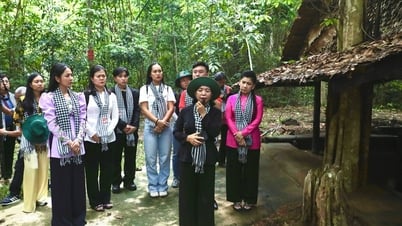Văn nghệ sĩ TP.HCM về thăm chiến trường xưa Tà Thiết