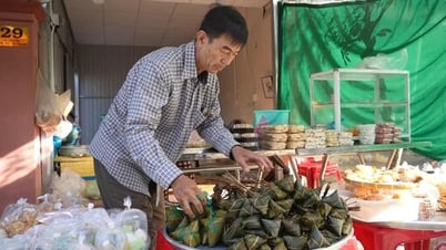 Оживленный рынок еды и приношений на фестивале Доан Нго