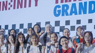 L'équipe féminine de basket-ball du Vietnam est ravie de découvrir la première piste de karting électrique à plusieurs niveaux en salle