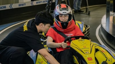 Cross-Floor-Gokart-Rennen in einem Einkaufszentrum in Ho-Chi-Minh-Stadt