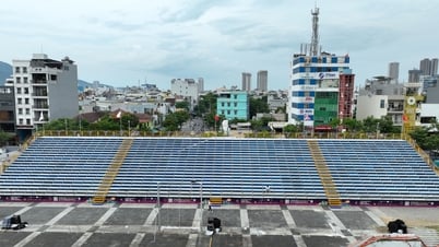 Tribüne mit über 10.000 Sitzplätzen bereit für die Eröffnung des Da Nang International Fireworks Festival