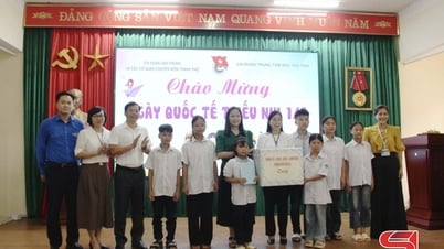 Thành phố tặng quà nhân ngày Quốc tế thiếu nhi