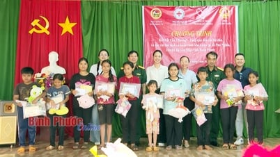 Entrega de 160 obsequios a hogares pobres y estudiantes de minorías étnicas desfavorecidas en la comuna de Phu Nghia