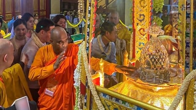 Đà Nẵng: Người dân thức xuyên đêm chiêm bái xá lợi Phật