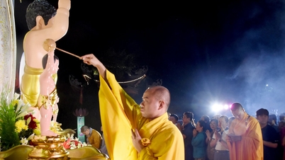 Cérémonie d'anniversaire de Bouddha au temple antique d'Au Lac (Vinh-Ville)