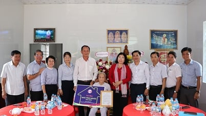 정책 가족들에게 자선 주택을 넘겨주는 것