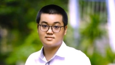 하노이 10학년 시험 최고 득점자가 시험 복습 및 고득점 획득 방법을 보여줍니다.