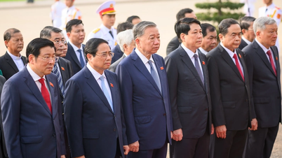 Lãnh đạo Đảng, Nhà nước, đại biểu Quốc hội đặt vòng hoa và vào Lăng viếng Chủ tịch Hồ Chí Minh